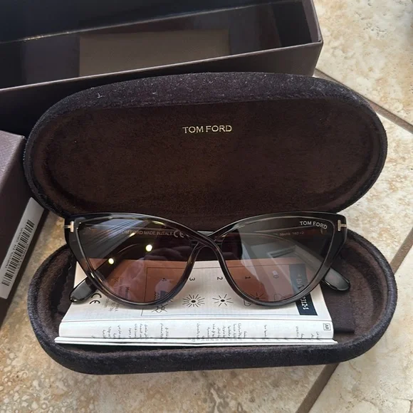 Never worn tom ford sunglasses - Picture 2 of 3